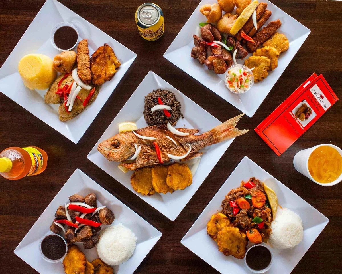Cuisine haitienne traditionnelle avec poisson frit, bananes plantains et riz